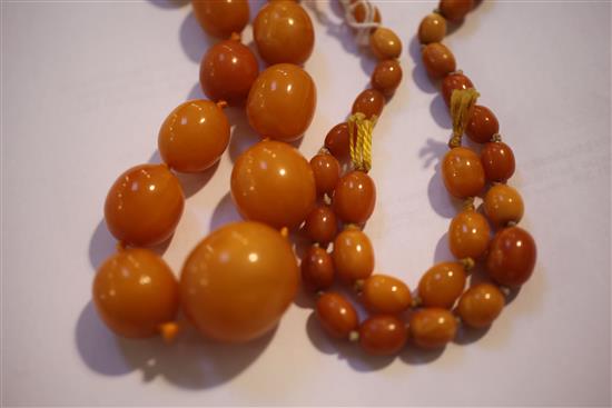 A single strand graduated amber oval bead necklace,